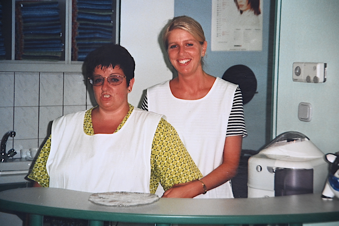 Friseurin Heidi und Almut Vollnhofer im Jahr 1997