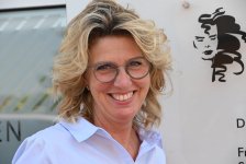 Almuth Vollnhofer-Eitler vor Ihrem Friseurgeschäft in Leobersdorf