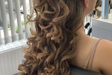 Festliche Damenfrisur