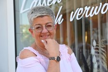 Frau Heidi arbeitet seit vielen, vielen Jahren im Friseursalon Vollnhofer